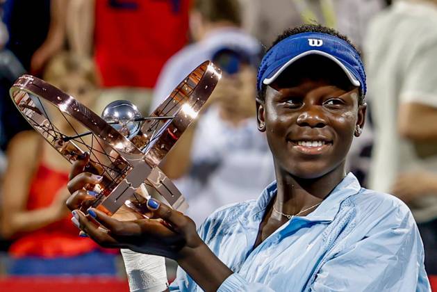 Victoria Mboko ( Canada ) apres son premier sacre de sa carriere au tournoi WTA, Tennis Damen Masters 1000 de MontrÃ al au court central IGA face Ã Naomi Osaka ( Japon ). TENNIS WTA 1000 NATIONAL BANK OPEN 2025 FINALE MBOKO OSAKA IGA STADIUM MONTREAL CANADA 07 08 2025 Montassar Yazidi PRESSE SPORTS MONTREAL IGA STADIUM Canada GermanyxJapanxUKxFrancexBelgiumxOUT Copyright: xMontassarxYazidi PRESSExSPORTSx