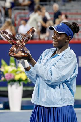 Victoria Mboko ( Canada ) apres son premier sacre de sa carriere au tournoi WTA, Tennis Damen Masters 1000 de MontrÃ al au court central IGA face Ã Naomi Osaka ( Japon ). TENNIS WTA 1000 NATIONAL BANK OPEN 2025 FINALE MBOKO OSAKA IGA STADIUM MONTREAL CANADA 07 08 2025 Montassar Yazidi PRESSE SPORTS MONTREAL IGA STADIUM Canada GermanyxJapanxUKxFrancexBelgiumxOUT Copyright: xMontassarxYazidi PRESSExSPORTSx
