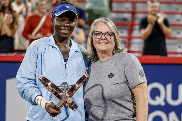 Victoria Mboko ( Canada ) apres son premier sacre de sa carriere au tournoi WTA, Tennis Damen Masters 1000 de MontrÃ al 2025 avec son entraineur Nathalie Tauziat ( France ) au court central IGA face Ã Naomi Osaka ( Japon ). TENNIS WTA 1000 NATIONAL BANK OPEN 2025 FINALE MBOKO OSAKA IGA STADIUM MONTREAL CANADA 07 08 2025 Montassar Yazidi PRESSE SPORTS MONTREAL IGA STADIUM Canada GermanyxJapanxUKxFrancexBelgiumxOUT Copyright: xMontassarxYazidi PRESSExSPORTSx
