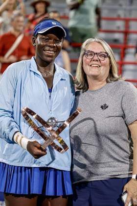 Victoria Mboko ( Canada ) apres son premier sacre de sa carriere au tournoi WTA, Tennis Damen Masters 1000 de MontrÃ al 2025 avec son entraineur Nathalie Tauziat ( France ) au court central IGA face Ã Naomi Osaka ( Japon ). TENNIS WTA 1000 NATIONAL BANK OPEN 2025 FINALE MBOKO OSAKA IGA STADIUM MONTREAL CANADA 07 08 2025 Montassar Yazidi PRESSE SPORTS MONTREAL IGA STADIUM Canada GermanyxJapanxUKxFrancexBelgiumxOUT Copyright: xMontassarxYazidi PRESSExSPORTSx