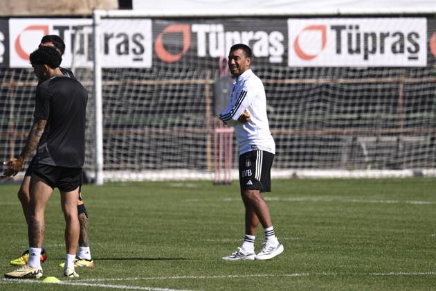 Besiktas training session ahead of UEFA Europa League match against Ajax ISTANBUL, TURKIYE - SEPTEMBER 25: Head coach of Besiktas Giovanni van Bronckhorst leads a training session ahead of UEFA Europa League match against Ajax at Besiktas Nevzat Demir Facilities in Istanbul, Turkiye on September 25, 2024. Istanbul Turkey. Editorial use only. Please get in touch for any other usage.  Copyright: x2025xAnadoluxArifxHüdaverdixYamanx