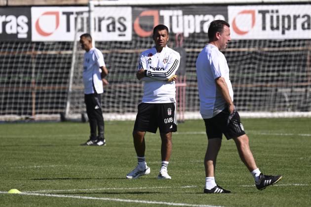 Besiktas training session ahead of UEFA Europa League match against Ajax ISTANBUL, TURKIYE - SEPTEMBER 25: Head coach of Besiktas Giovanni van Bronckhorst leads a training session ahead of UEFA Europa League match against Ajax at Besiktas Nevzat Demir Facilities in Istanbul, Turkiye on September 25, 2024. Istanbul Turkey. Editorial use only. Please get in touch for any other usage. Copyright: x2025xAnadoluxArifxHüdaverdixYamanx