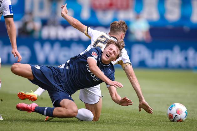 10.08.2025, Fußball, VfL Bochum - SV Elversberg, 2. Fußball Bundesliga, Vonovia Ruhrstadion, Saison 2025 2026: Kacper Koscierski (VfL Bochum 35) im Zweikampf gegen Tom Zimmerschied (Elversberg 29) DFB regulations prohibit any use of photographs as image sequences and or quasi-video. Nordrhein-Westfalen Deutschland