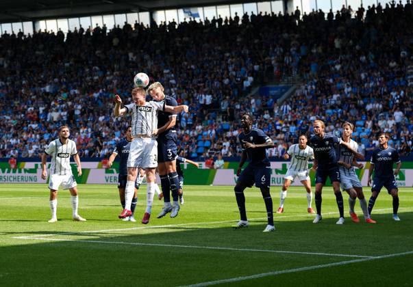 Florian Le Joncour (SV Elversberg, 3) und Philipp Strompf (VfL Bochum 1848, 3) GER, VfL Bochum 1848 vs SV Elversberg, Fussball, 2. Bundesliga, 2. Spieltag, Saison 2025 2026, 10.08.2025 DFL REGULATIONS PROHIBIT ANY USE OF PHOTOGRAPHS AS IMAGE SEQUENCES AND OR QUASI-VIDEO GER, VfL Bochum 1848 vs SV Elversberg, Fussball, 2. Bundesliga, 2. Spieltag, Saison 2025 2026, 10.08.2025 Bochum Copyright: xEibner-Pressefoto ScottxColemanx EP_SCN