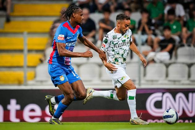 August 10, 2025, Moreira De Conegos, Portugal, Portugal: Steven BASEYA of FC Alverca and Kiko BONDOSO of Moreirense FC during the Liga Portugal Betlic match between Moreirense FC and FC Alverca at Estadio Comendador Joaquim de Almeida Freitas on August 10, 2025 in Moreira de Conegos, Portugal. Moreira De Conegos Portugal - ZUMAm308 20250810_zsp_m308_016 Copyright: xMatthieuxMirvillex
