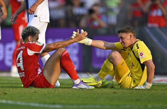 RECORD DATE NOT STATED 12.08.2025, Fussball Bundesliga 2025 2026, Freundschaftsspiel, Grasshopper Club Zürich - FC Bayern München - im Stadion am Letzigrund, Zürich (Schweiz). v.l. Luis Diaz (FC Bayern München) und Torwart Nocolas Glaus (Grasshopper Club Zürich)
