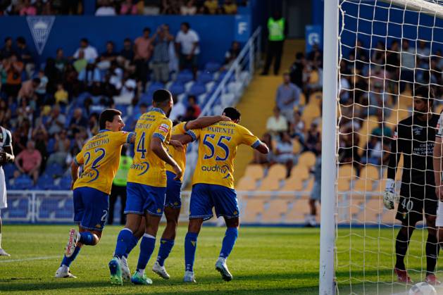 Players of Estoril seen celebrating after goal from Tiago Parente during Liga Portugal game between teams of GD Estoril Praia and CF Estrela Amadora (Maciej Rogowski) Estoril Estadio Antonio Coimbra da Mota Portugal Copyright: xMaciejxRogowskix estorilestrela2526-253