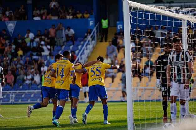 Players of Estoril seen celebrating after goal from Tiago Parente during Liga Portugal game between teams of GD Estoril Praia and CF Estrela Amadora (Maciej Rogowski) Estoril Estadio Antonio Coimbra da Mota Portugal Copyright: xMaciejxRogowskix estorilestrela2526-254