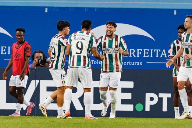 Players of Estrela seen celebrating after goal from Ianis Stoica during Liga Portugal game between teams of GD Estoril Praia and CF Estrela Amadora (Maciej Rogowski) Estoril Estadio Antonio Coimbra da Mota Portugal Copyright: xMaciejxRogowskix estorilestrela2526-355