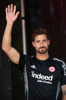 2025.08.13 xVVx Familientag der Eintracht Frankfurt v.l., goalkeeper, Torwart Kevin Trapp (Eintracht Frankfurt) begrüsst die Fans (DFL DFB REGULATIONS PROHIBIT ANY USE OF PHOTOGRAPHS as IMAGE SEQUENCES and or QUASI-VIDEO) Copyright: JoaquimxFerreira
