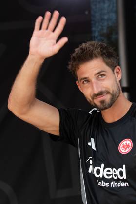 2025.08.13 xVVx Familientag der Eintracht Frankfurt v.l., goalkeeper, Torwart Kevin Trapp (Eintracht Frankfurt) begrüsst die Fans (DFL DFB REGULATIONS PROHIBIT ANY USE OF PHOTOGRAPHS as IMAGE SEQUENCES and or QUASI-VIDEO) Copyright: JoaquimxFerreira