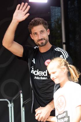 2025.08.13 xVVx Familientag der Eintracht Frankfurt v.l., goalkeeper, Torwart Kevin Trapp (Eintracht Frankfurt) begrüsst die Fans (DFL DFB REGULATIONS PROHIBIT ANY USE OF PHOTOGRAPHS as IMAGE SEQUENCES and or QUASI-VIDEO) Copyright: JoaquimxFerreira