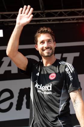 2025.08.13 xVVx Familientag der Eintracht Frankfurt v.l., goalkeeper, Torwart Kevin Trapp (Eintracht Frankfurt) begrüsst die Fans (DFL DFB REGULATIONS PROHIBIT ANY USE OF PHOTOGRAPHS as IMAGE SEQUENCES and or QUASI-VIDEO) Copyright: JoaquimxFerreira