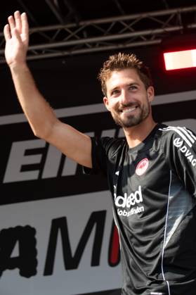 2025.08.13 xVVx Familientag der Eintracht Frankfurt v.l., goalkeeper, Torwart Kevin Trapp (Eintracht Frankfurt) begrüsst die Fans (DFL DFB REGULATIONS PROHIBIT ANY USE OF PHOTOGRAPHS as IMAGE SEQUENCES and or QUASI-VIDEO) Copyright: JoaquimxFerreira