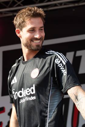 2025.08.13 xVVx Familientag der Eintracht Frankfurt v.l., goalkeeper, Torwart Kevin Trapp (Eintracht Frankfurt) begrüsst die Fans (DFL DFB REGULATIONS PROHIBIT ANY USE OF PHOTOGRAPHS as IMAGE SEQUENCES and or QUASI-VIDEO) Copyright: JoaquimxFerreira