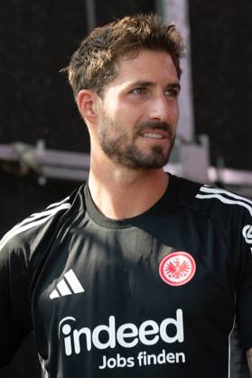 2025.08.13 xVVx Familientag der Eintracht Frankfurt v.l., goalkeeper, Torwart Kevin Trapp (Eintracht Frankfurt) begrüsst die Fans (DFL DFB REGULATIONS PROHIBIT ANY USE OF PHOTOGRAPHS as IMAGE SEQUENCES and or QUASI-VIDEO) Copyright: JoaquimxFerreira