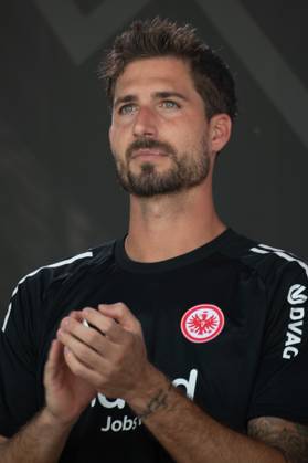 2025.08.13 xVVx Familientag der Eintracht Frankfurt v.l., goalkeeper, Torwart Kevin Trapp (Eintracht Frankfurt) klatscht (DFL DFB REGULATIONS PROHIBIT ANY USE OF PHOTOGRAPHS as IMAGE SEQUENCES and or QUASI-VIDEO) Copyright: JoaquimxFerreira