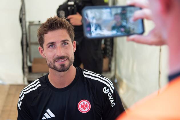 2025.08.13 xVVx Familientag der Eintracht Frankfurt v.l., goalkeeper, Torwart Kevin Trapp (Eintracht Frankfurt), Handyfoto (DFL DFB REGULATIONS PROHIBIT ANY USE OF PHOTOGRAPHS as IMAGE SEQUENCES and or QUASI-VIDEO) Copyright: JoaquimxFerreira