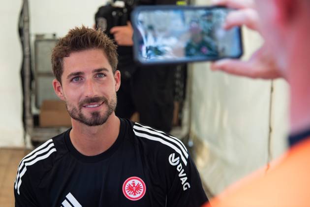 2025.08.13 xVVx Familientag der Eintracht Frankfurt v.l., goalkeeper, Torwart Kevin Trapp (Eintracht Frankfurt), Handyfoto (DFL DFB REGULATIONS PROHIBIT ANY USE OF PHOTOGRAPHS as IMAGE SEQUENCES and or QUASI-VIDEO) Copyright: JoaquimxFerreira