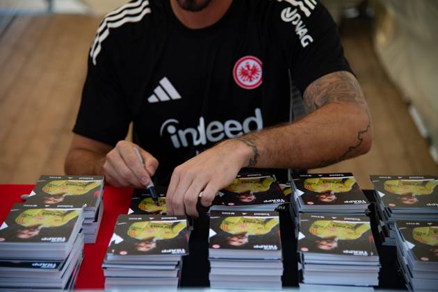 2025.08.13 xVVx Familientag der Eintracht Frankfurt v.l., goalkeeper, Torwart Kevin Trapp (Eintracht Frankfurt), schreibt Autogramme (DFL DFB REGULATIONS PROHIBIT ANY USE OF PHOTOGRAPHS as IMAGE SEQUENCES and or QUASI-VIDEO) Copyright: JoaquimxFerreira