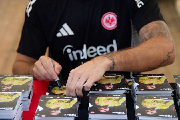 2025.08.13 xVVx Familientag der Eintracht Frankfurt v.l., goalkeeper, Torwart Kevin Trapp (Eintracht Frankfurt), schreibt Autogramme (DFL DFB REGULATIONS PROHIBIT ANY USE OF PHOTOGRAPHS as IMAGE SEQUENCES and or QUASI-VIDEO) Copyright: JoaquimxFerreira