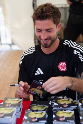 2025.08.13 xVVx Familientag der Eintracht Frankfurt v.l., goalkeeper, Torwart Kevin Trapp (Eintracht Frankfurt), schreibt Autogramme (DFL DFB REGULATIONS PROHIBIT ANY USE OF PHOTOGRAPHS as IMAGE SEQUENCES and or QUASI-VIDEO) Copyright: JoaquimxFerreira