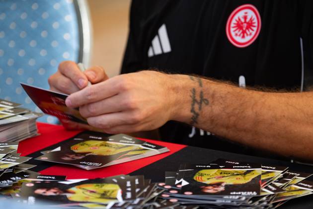 2025.08.13 xVVx Familientag der Eintracht Frankfurt v.l., goalkeeper, Torwart Kevin Trapp (Eintracht Frankfurt), schreibt Autogramme (DFL DFB REGULATIONS PROHIBIT ANY USE OF PHOTOGRAPHS as IMAGE SEQUENCES and or QUASI-VIDEO) Copyright: JoaquimxFerreira