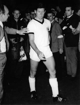 Fussballlaenderspiel Testspiel Deutschland - Chelsea London 3:2 (0:2) U.B.z. etwas nachdenklich betritt Horst Szymaniak nach der Halbzeitpause das Spielfeld. 17.08.1965 in Essen (Georg-Melches-Stadion) - Deutschland