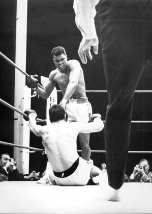 Boxen U.B.z. Kampf Cassius Clay (Muhammed Ali USA) gegen Karl Mildenberger (am Boden Deutschland), Schwergewicht 10.09.1966 in Frankfurt (Waldstadion) - Deutschland