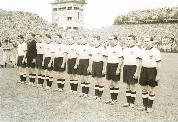 Fussballweltmeisterschaft in der Schweiz Finale Deutschland - Unagrn 3:2 (2:2) Mannschaftsaufstellung der Deutschen vor dem Spiel. U.B.z. v.l. Fritz Walter, Toni Turek, Horst Eckel, Helmut Rahn, Ottmar Walter, Werner Liebrich, Jupp Posipal, Hans Schaefer, Werner Kohlmeyer, Karl Mai und Max Morlock. 04.07.1954 in Bern (Wankdorf-Stadion) - Schweiz