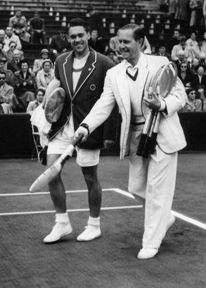 Tennis Davispokal, 2. Runde: Deutschland - Daenemark 4:1 U.B.z. Gottfried von Cramm (rechts GER) und Kurt Nielsen (Daenemark) 18.05.1951 in Berlin - Deutschland