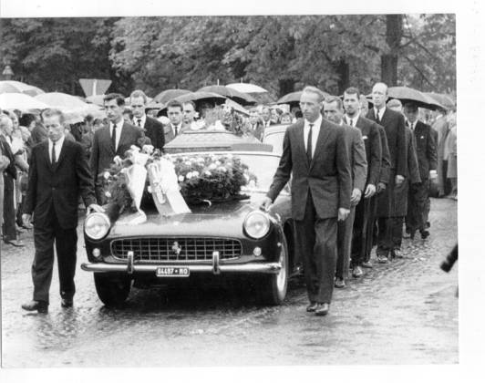 Motorsport Formel 1 Beerdigung des in Monza toedlich verunglueckten Rennfahrers Wolfgang Graf Berghe von Trips (Deutschland) U.B.z. den Trauerzug auf dem Weg zum Friedhof, am Sarg die Rennfahrer (links) Richie Ginther (USA), Gunter Till, Hans Hermann (Deutschland), (rechts) Edgar Barth (Deutschland), Phil Hill (USA), Joakim Bonnier (Schweden), Fritz Huschke von Hanstein (Deutschland), dahinter der Wagen mit den Eltern des Toten 14.09.1961 in Horrem bei Koeln - Deutschland