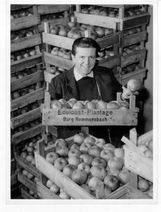 Motorsport Formel 1 U.B.z. Wolfgang Graf Berghe von Trips (Deutschland) auf der vaeterlichen Obstplantage, hier im Obstlager 13.01.1959 auf der Burg Hemmersbach in Horrem (bei Koeln) - Deutschland