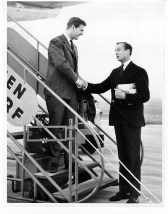 Motorsport Formel 1 Wolfgang Graf Berghe von Trips (links Deutschland) flog heute nach Hollywood, wo er an einem Grand-Prix-Rennen teilnehmen wird, rechts Wolfgang Seidel (Deutschland) 13.11.1960 auf dem Duesseldorfer Flughafen Lohausen - Deutschland