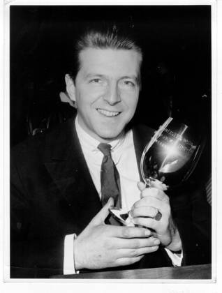 Motorsport Formel 1 Meisterehrung des ADAC U.B.z. Europa-Bergmeister Wolfgang Graf Berghe von Trips (Deutschland) mit der Ehrengabe des ADAC, Portrait 20.12.1958 in Duesseldorf (Plenarsaal des Landtags von Nordrhein-Westfalen) - Deutschland
