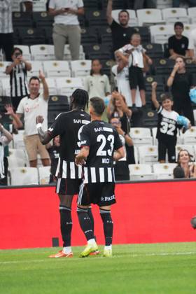 Tammy Abraham of Besiktas celebrates after scoring the second goal of his team with Ernest Muci (23) during the UEFA Conference League 2025 26 Third Qualifying Round Second Leg match between Besiktas and St Patricks at Tupras Stadium on August 14, 2025 in Istanbul , Turkey. ( Photo by Seskimphoto ) Istanbul Turkey Istanbul Turkey Copyright: xSeskimphotox Besiktas_StPatricks_140825 (110)