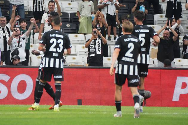 Tammy Abraham of Besiktas celebrates after scoring the second goal of his team with teammates during the UEFA Conference League 2025 26 Third Qualifying Round Second Leg match between Besiktas and St Patricks at Tupras Stadium on August 14, 2025 in Istanbul , Turkey. ( Photo by Seskimphoto ) Istanbul Turkey Istanbul Turkey Copyright: xSeskimphotox Besiktas_StPatricks_140825 (112)