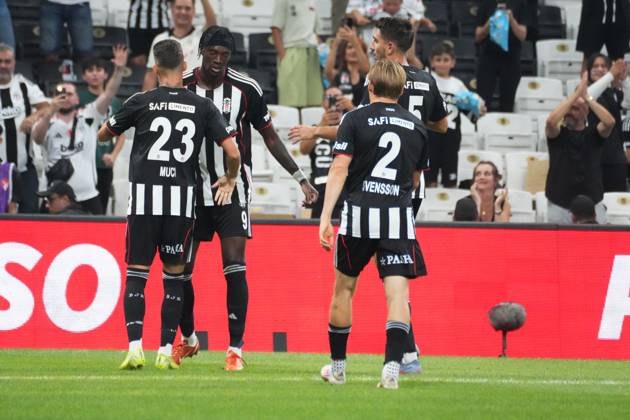 Tammy Abraham of Besiktas celebrates after scoring the second goal of his team with teammates during the UEFA Conference League 2025 26 Third Qualifying Round Second Leg match between Besiktas and St Patricks at Tupras Stadium on August 14, 2025 in Istanbul , Turkey. ( Photo by Seskimphoto ) Istanbul Turkey Istanbul Turkey Copyright: xSeskimphotox Besiktas_StPatricks_140825 (113)