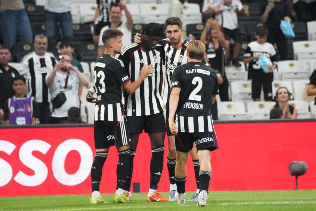 Tammy Abraham of Besiktas celebrates after scoring the second goal of his team with teammates during the UEFA Conference League 2025 26 Third Qualifying Round Second Leg match between Besiktas and St Patricks at Tupras Stadium on August 14, 2025 in Istanbul , Turkey. ( Photo by Seskimphoto ) Istanbul Turkey Istanbul Turkey Copyright: xSeskimphotox Besiktas_StPatricks_140825 (115)