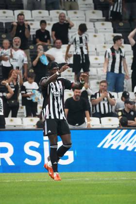 Tammy Abraham of Besiktas celebrates after scoring the second goal of his team during the UEFA Conference League 2025 26 Third Qualifying Round Second Leg match between Besiktas and St Patricks at Tupras Stadium on August 14, 2025 in Istanbul , Turkey. ( Photo by Seskimphoto ) Istanbul Turkey Istanbul Turkey Copyright: xSeskimphotox Besiktas_StPatricks_140825 (122)