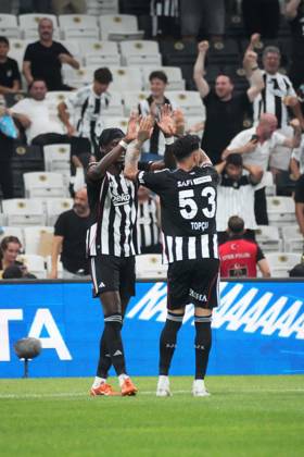 Tammy Abraham (9) of Besiktas celebrates after scoring the second goal of his team with Emirhan Topcu (53) during the UEFA Conference League 2025 26 Third Qualifying Round Second Leg match between Besiktas and St Patricks at Tupras Stadium on August 14, 2025 in Istanbul , Turkey. ( Photo by Seskimphoto ) Istanbul Turkey Istanbul Turkey Copyright: xSeskimphotox Besiktas_StPatricks_140825 (124)
