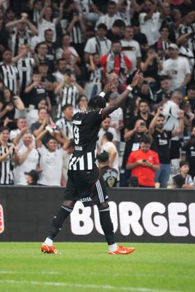 Tammy Abraham of Besiktas celebrates after scoring the second goal of his team during the UEFA Conference League 2025 26 Third Qualifying Round Second Leg match between Besiktas and St Patricks at Tupras Stadium on August 14, 2025 in Istanbul , Turkey. ( Photo by Seskimphoto ) Istanbul Turkey Istanbul Turkey Copyright: xSeskimphotox Besiktas_StPatricks_140825 (132)