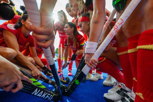 MÖNCHENGLADBACH, 15-08-2025, SparkassenPark Mönchengladbach, EuroHockey Championship Women, Season 2024-2025. Xantal Gine doing a huddle before the game Netherlands - Spain (women). Netherlands - Spain (women)  x30509493x Copyright: