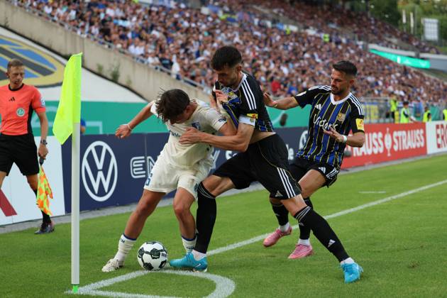 15.08.2025, xrekx, Fussball DFB Pokal 1.Runde, 1.FC Saarbruecken - 1.FC Magdeburg v.l. Dariusz Stalmach (1.FC Magdeburg) Sven Sonnenberg (1.FC Saarbruecken) Zweikampf, Aktion, action, battle for the ball Kasim Rabihic (1.FC Saarbruecken) (DFL DFB REGULATIONS PROHIBIT ANY USE OF PHOTOGRAPHS as IMAGE SEQUENCES and or QUASI-VIDEO) Saarbruecken