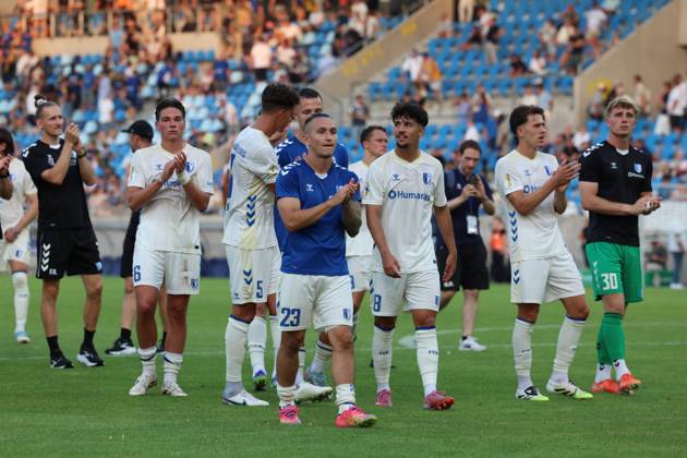 15.08.2025, xrekx, Fussball DFB Pokal 1.Runde, 1.FC Saarbruecken - 1.FC Magdeburg v.l. FC Magdeburg bedankt bedanken sich bei den Fans, the player thanks the fans for their support Baris Atik (1.FC Magdeburg) (DFL DFB REGULATIONS PROHIBIT ANY USE OF PHOTOGRAPHS as IMAGE SEQUENCES and or QUASI-VIDEO) Saarbruecken