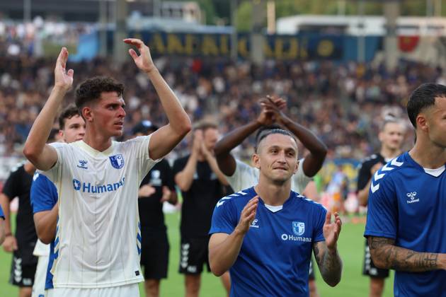 15.08.2025, xrekx, Fussball DFB Pokal 1.Runde, 1.FC Saarbruecken - 1.FC Magdeburg v.l. FC Magdeburg bedankt bedanken sich bei den Fans, the player thanks the fans for their support Baris Atik (1.FC Magdeburg) (DFL DFB REGULATIONS PROHIBIT ANY USE OF PHOTOGRAPHS as IMAGE SEQUENCES and or QUASI-VIDEO) Saarbruecken