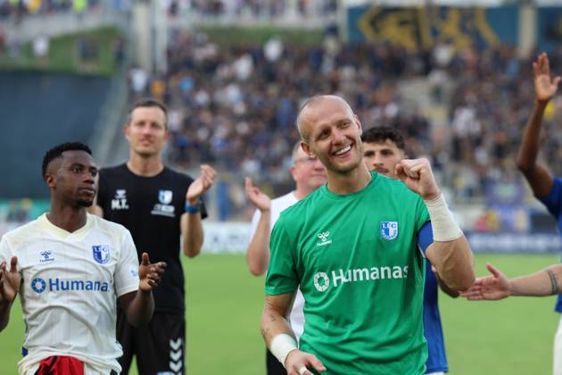 15.08.2025, xrekx, Fussball DFB Pokal 1.Runde, 1.FC Saarbruecken - 1.FC Magdeburg v.l. Dominik Reimann (1.FC Magdeburg) bedankt bedanken sich bei den Fans, the player thanks the fans for their support lacht, laechelt, positiv, zufrieden, laughs, smiles, positive, satisfied (DFL DFB REGULATIONS PROHIBIT ANY USE OF PHOTOGRAPHS as IMAGE SEQUENCES and or QUASI-VIDEO) Saarbruecken
