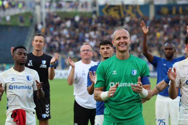 15.08.2025, xrekx, Fussball DFB Pokal 1.Runde, 1.FC Saarbruecken - 1.FC Magdeburg v.l. Dominik Reimann (1.FC Magdeburg) bedankt bedanken sich bei den Fans, the player thanks the fans for their support (DFL DFB REGULATIONS PROHIBIT ANY USE OF PHOTOGRAPHS as IMAGE SEQUENCES and or QUASI-VIDEO) Saarbruecken