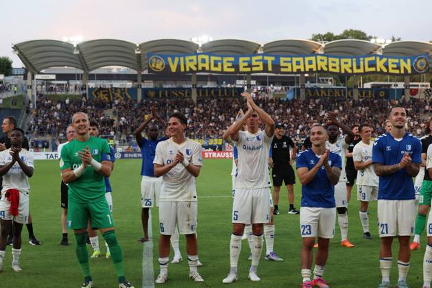 15.08.2025, xrekx, Fussball DFB Pokal 1.Runde, 1.FC Saarbruecken - 1.FC Magdeburg v.l. Dominik Reimann (1.FC Magdeburg) Dariusz Stalmach (1.FC Magdeburg) Tobias Müller Mueller (1.FC Magdeburg) Baris Atik (1.FC Magdeburg) Falko Michel (1.FC Magdeburg) bedankt bedanken sich bei den Fans, the player thanks the fans for their support (DFL DFB REGULATIONS PROHIBIT ANY USE OF PHOTOGRAPHS as IMAGE SEQUENCES and or QUASI-VIDEO) Saarbruecken