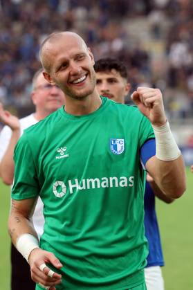 15.08.2025, xrekx, Fussball DFB Pokal 1.Runde, 1.FC Saarbruecken - 1.FC Magdeburg v.l. Dominik Reimann (1.FC Magdeburg) bejubelt den Sieg vor dem Gaesteblock (DFL DFB REGULATIONS PROHIBIT ANY USE OF PHOTOGRAPHS as IMAGE SEQUENCES and or QUASI-VIDEO) Saarbruecken